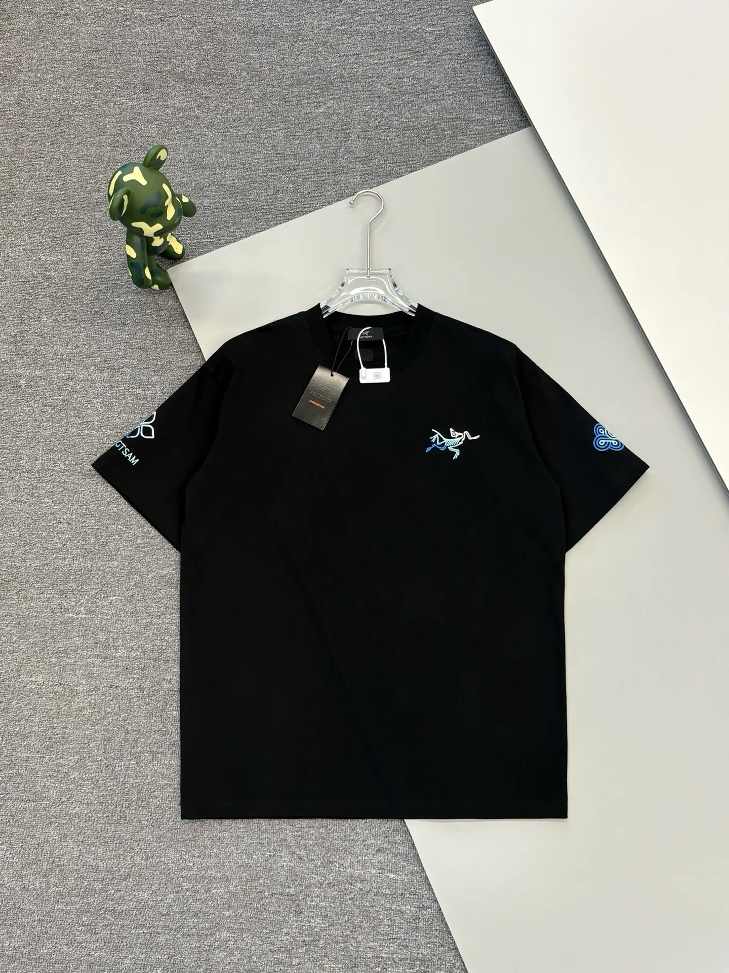 [ ] X Arcteryx T 。 🪡 Color Change . 32 . .Breathable ！ ， Same Style。 OLOUR: Black.White SIZE：S XL